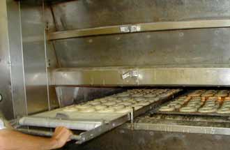 Nach dem Belaugen kommen die Brezeln, mehrmals täglich, in den  Ofen. 